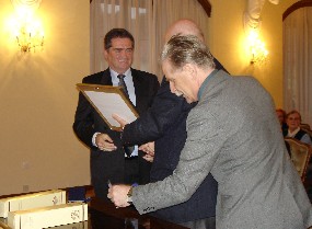 Dr. Ludvik Karničar prejema nagrado.