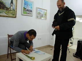 Sekumady Conde podpisuje svojo knjigo